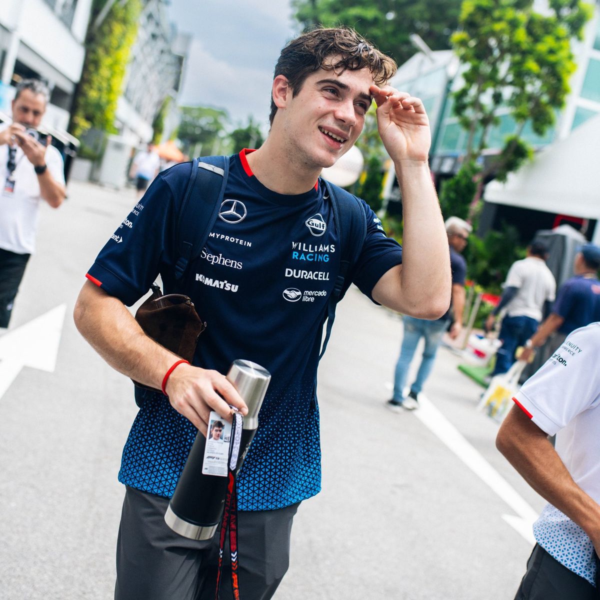 Franco Colapinto, mate en mano, en la previa del GP de Singapur de Fórmula 1.