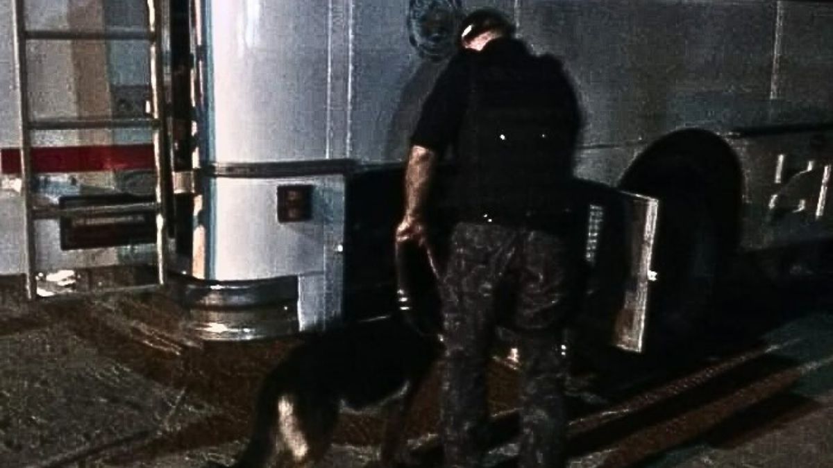 La perra Siena detectó el arma de fuego dentro del motorhome. La perra Siena detectó el arma de fuego dentro del motorhome.