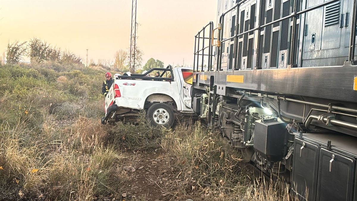 La camioneta fue arrastrada más de 100 metros en el accidente. La camioneta fue arrastrada más de 100 metros en el accidente.