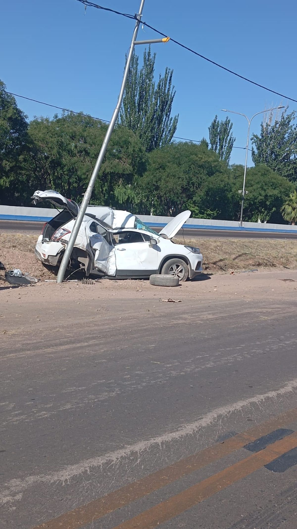 La mujer chocó contra un poste de luz. La mujer chocó contra un poste de luz.