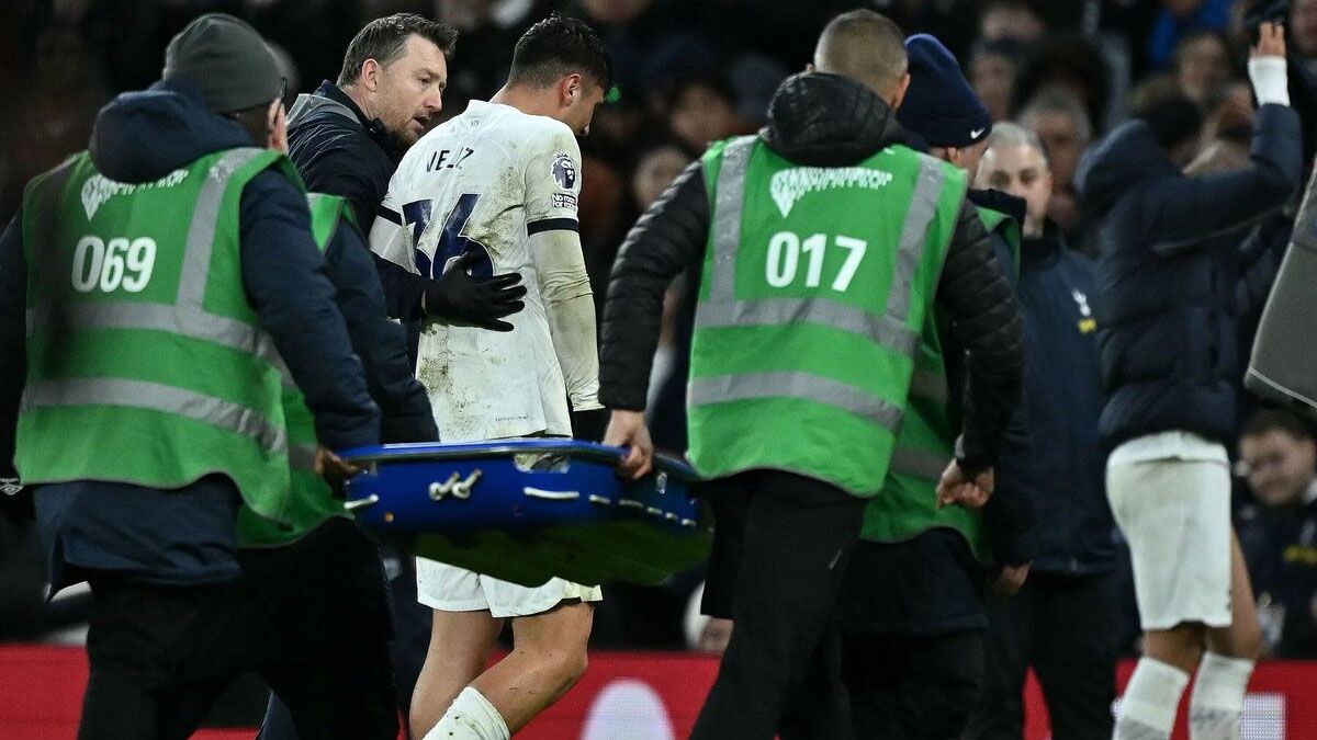 Alejo Véliz&nbsp; se retira lesionado del campo de juego.