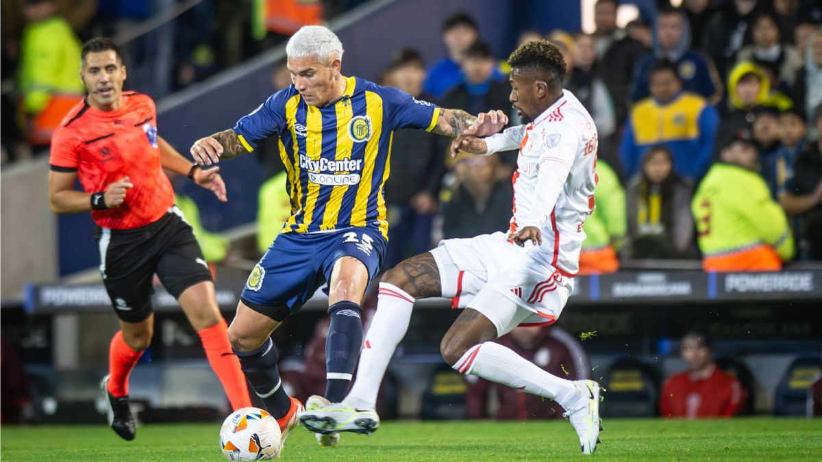 El delantero de Rosario Central Enzo Copetti supera la marca de un jugador del Inter de Porto Alegre en el partido de Copa Sudamericana jugado en Arroyito, Santa Fe. El delantero de Rosario Central Enzo Copetti supera la marca de un jugador del Inter de Porto Alegre en el partido de Copa Sudamericana jugado en Arroyito, Santa Fe.