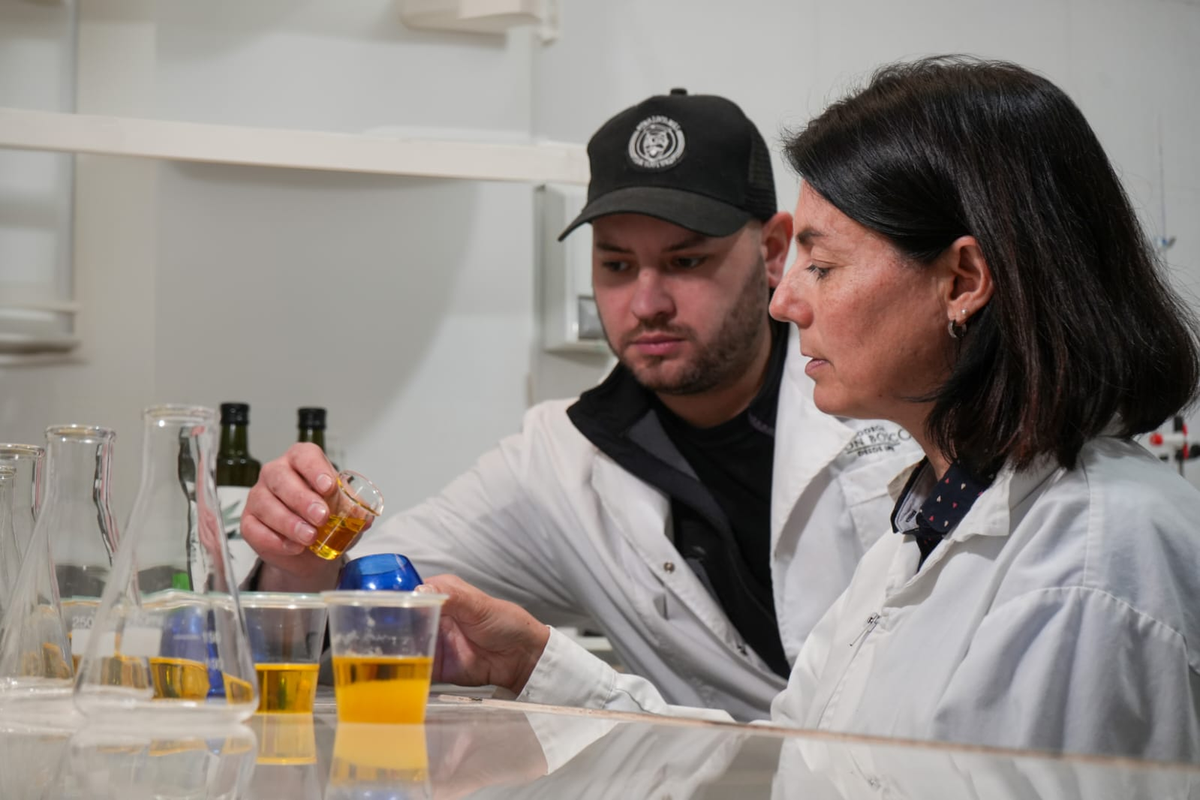 Los licenciados Toujas y Arrigo, responsables de la producción de la almazara y la elaboración del aceite de oliva de la Obra Don Bosco Los licenciados Toujas y Arrigo, responsables de la producción de la almazara y la elaboración del aceite de oliva de la Obra Don Bosco