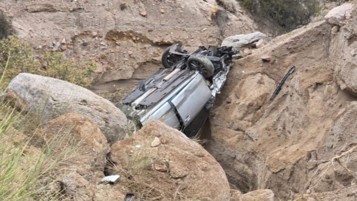 Así quedó el auto que desbarrancó este jueves en ruta 7.