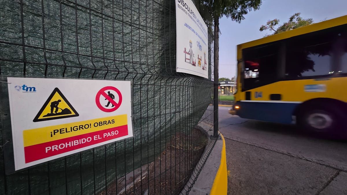 Sin interrumpir el movimiento habitual de ómnibus de larga distancia dedicados al turismo, la Terminal ya proyecta el futuro "mini-shopping". Sin interrumpir el movimiento habitual de ómnibus de larga distancia dedicados al turismo, la Terminal ya proyecta el futuro "mini-shopping".