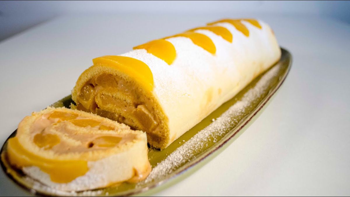 Trucos caseros. Una excelente opción de pionono dulce lleva duraznos al natural y dulce de leche.