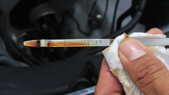 Cuál es el color que debe tener el aceite del auto para saber si está en buen estado Cuál es el color que debe tener el aceite del auto para saber si está en buen estado