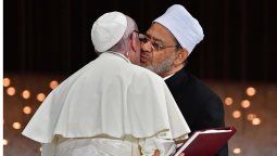 Coronavirus: La Iglesia suspendió el beso de la paz y la comunión por la boca