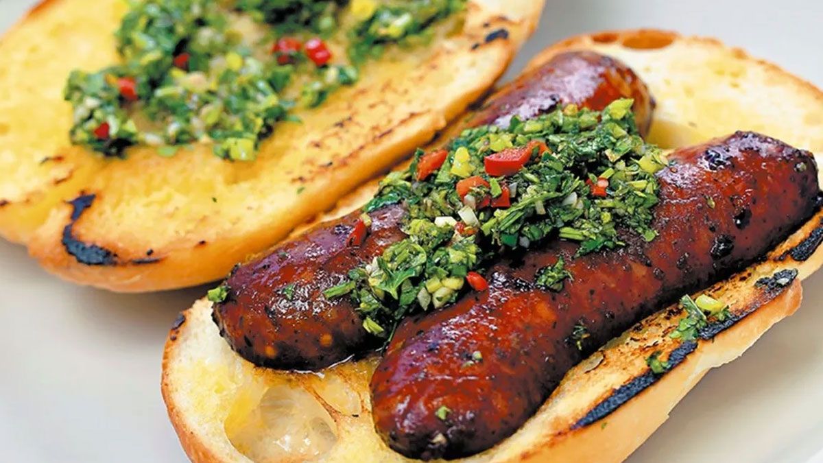 El chimichurri es infaltable en el choripán argentino. El chimichurri es infaltable en el choripán argentino.