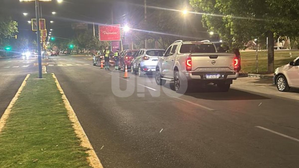 El titular del EMOP fue parado en Avenida San Martín Sur antes de llegar a la calle Río Plomo. Circulaba en la Nissan Frontier que se puede ver última enla fila de vehículos.