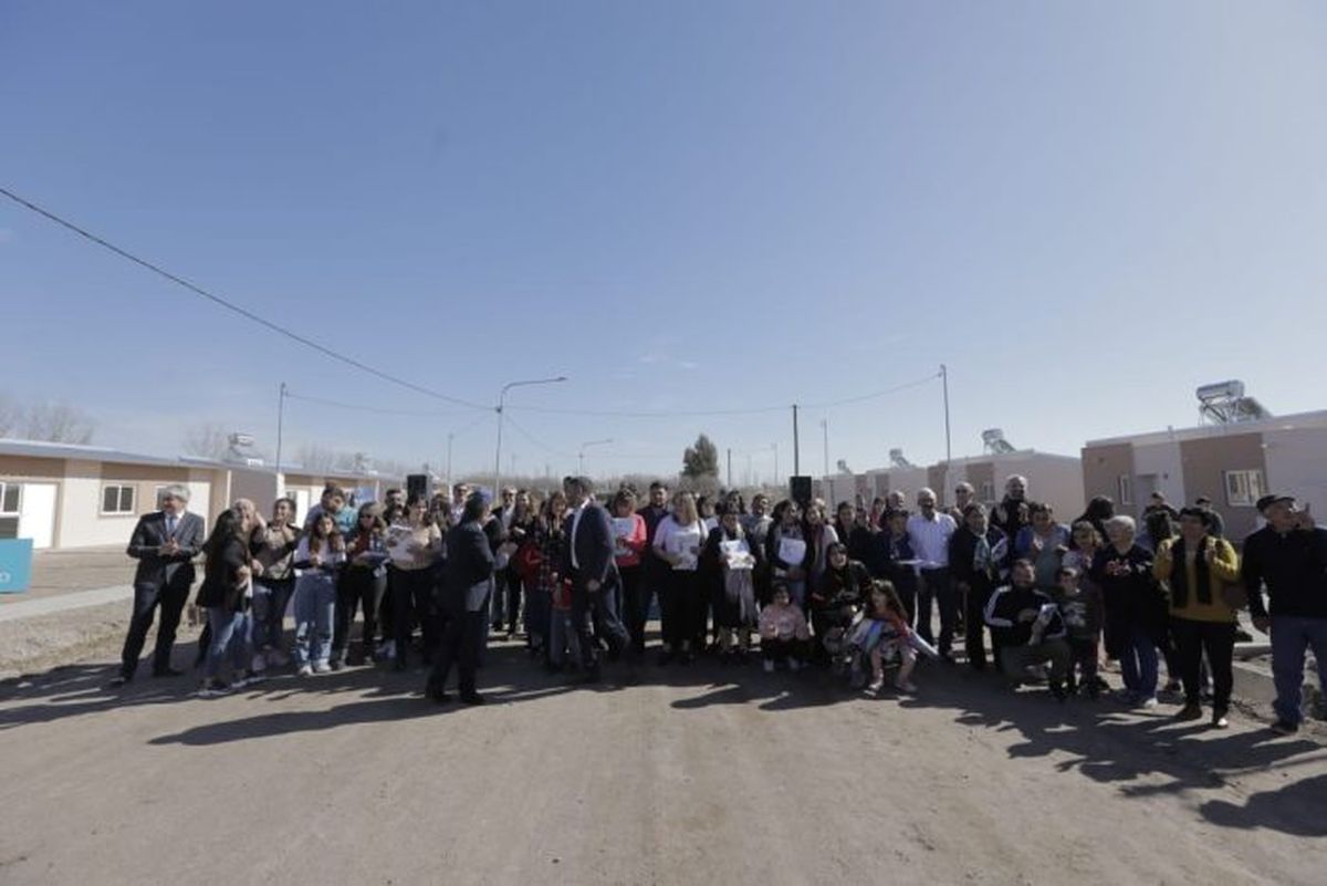 Vecinos y autoridades durante el acto de entrega de 16 viviendas sustentables en General Alvear.