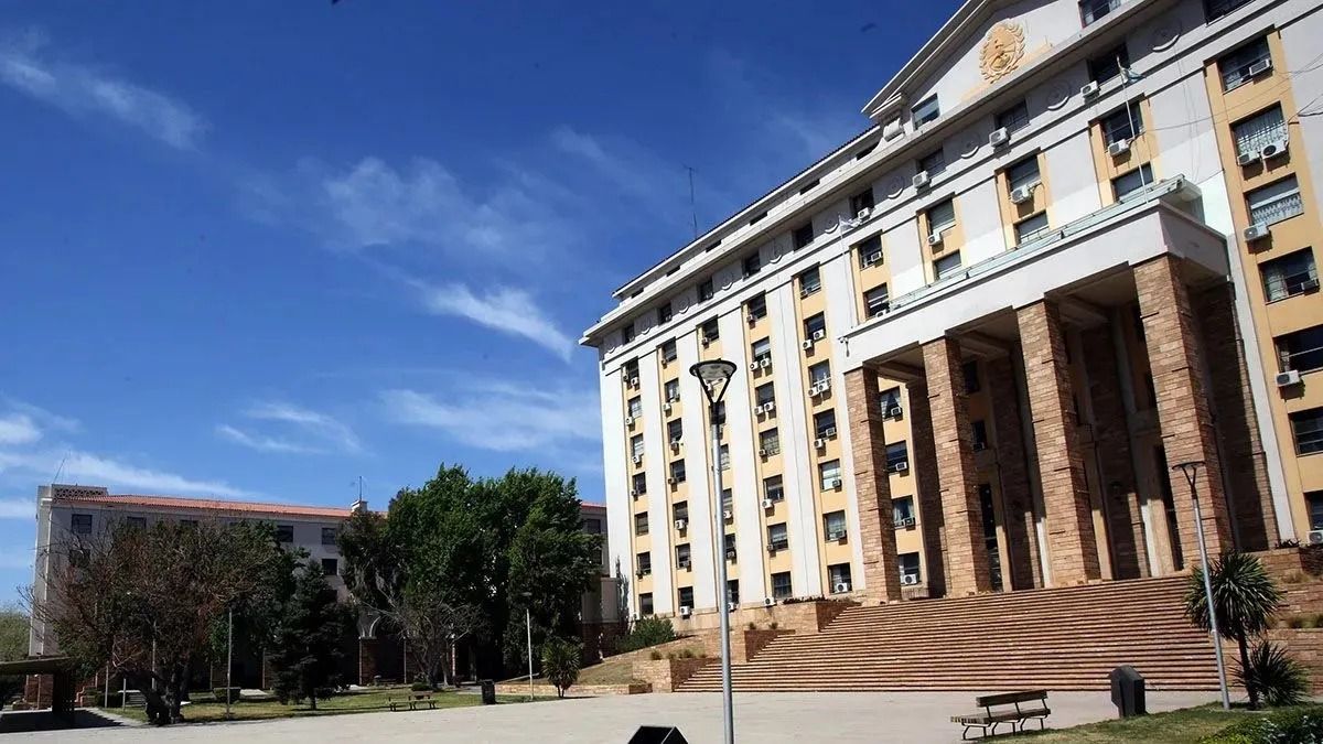 El Estado mendocino está obligado a refinanciar una deuda de 50 millones que vence este mes. Para eso el ministro de Hacienda, Víctor Fayad acaba de conseguir el aval del Banco Central. El Estado mendocino está obligado a refinanciar una deuda de 50 millones que vence este mes. Para eso el ministro de Hacienda, Víctor Fayad acaba de conseguir el aval del Banco Central.