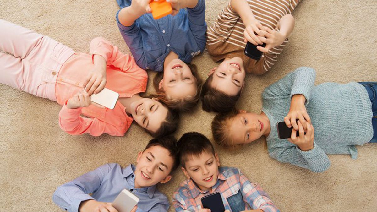 Los dispositivos electrónicos, especialmente los celulares, ya son de uso cotidiano en la infancia.