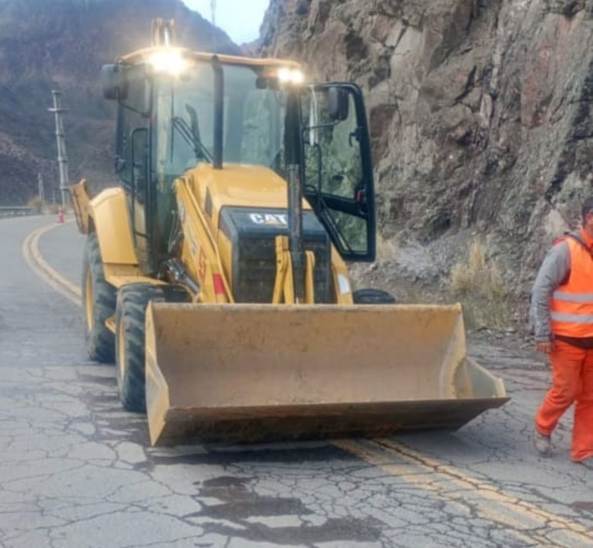 Se hacen trabajos en la zona para despejar la calzada. Se hacen trabajos en la zona para despejar la calzada.