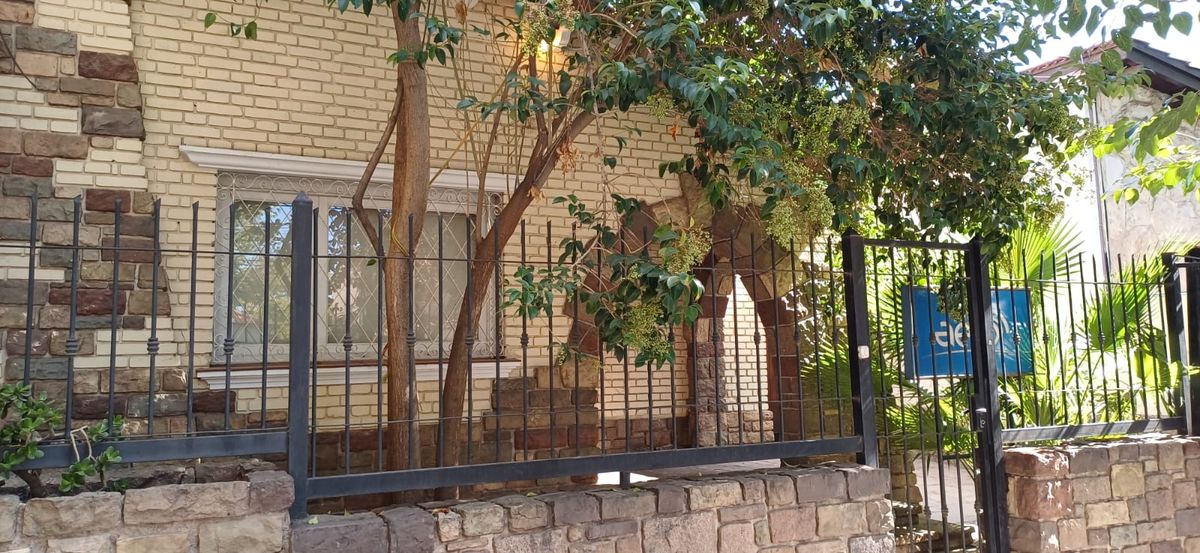 Esta casa en la calle 25 de mayo al 1760 de Ciudad fue el búnker de Orozco y Janina Ortiz. La ocuparon hasta después del cierre de listas en abril del año pasado. El uso del inmueble por parte del dúo político que gobernó Las Heras despertó interés judicial. Esta casa en la calle 25 de mayo al 1760 de Ciudad fue el búnker de Orozco y Janina Ortiz. La ocuparon hasta después del cierre de listas en abril del año pasado. El uso del inmueble por parte del dúo político que gobernó Las Heras despertó interés judicial.