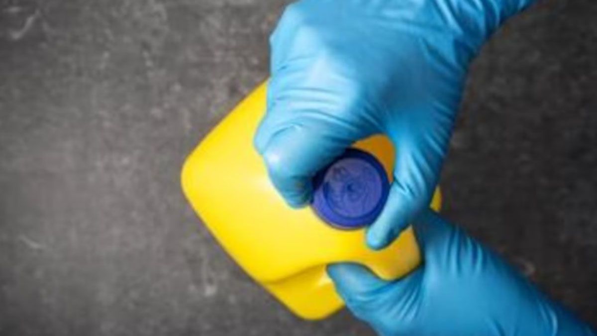 Prohibieron la comercialización de lavandinas, cosméticos, productos para autos y un concentrador de oxígeno.