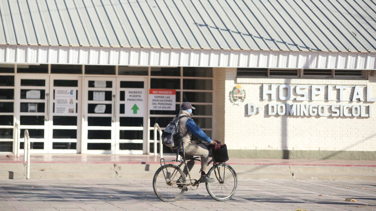 Un motociclista falleció en el hospital Sícoli tras chocar contra un árbol