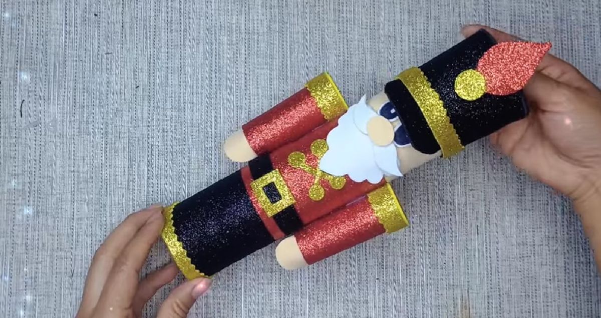 Reciclaje: creá un cascanueces con rollos de papel higiénico. Reciclaje: creá un cascanueces con rollos de papel higiénico.