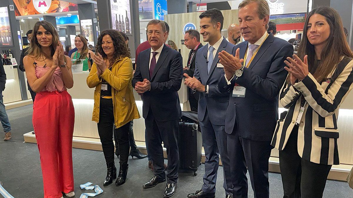 El gobernador Rodolfo Suarez junto a la ministra de Turismo, Nora Vicario (de saco amarillo) y referentes de bodegas de Mendoza.