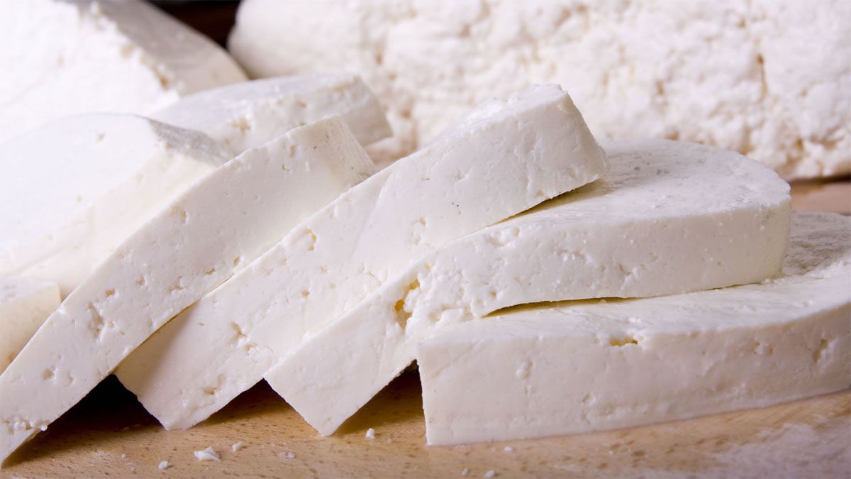 El queso fresco se puede elaborar a partir de una receta que lleva pasos muy fáciles e ingredientes fáciles de conseguir.