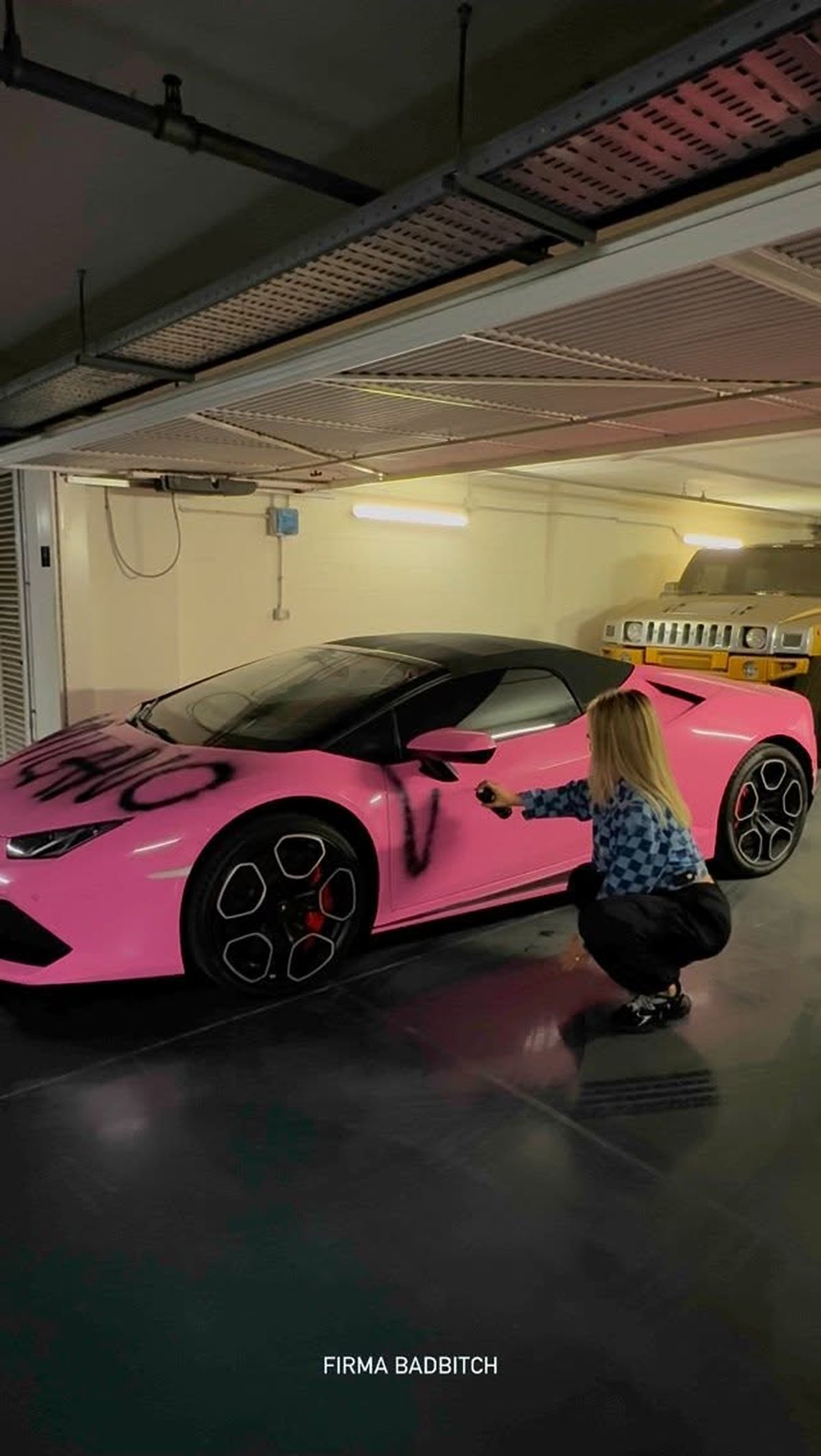 Mauro Icardi donó sus carteras y Wanda Nara le pintó la Lamborghini: las fotos. Mauro Icardi donó sus carteras y Wanda Nara le pintó la Lamborghini: las fotos.