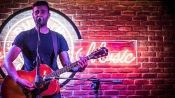 El artista maipucino Maxi Álvarez presenta su show con melódicos y folklore