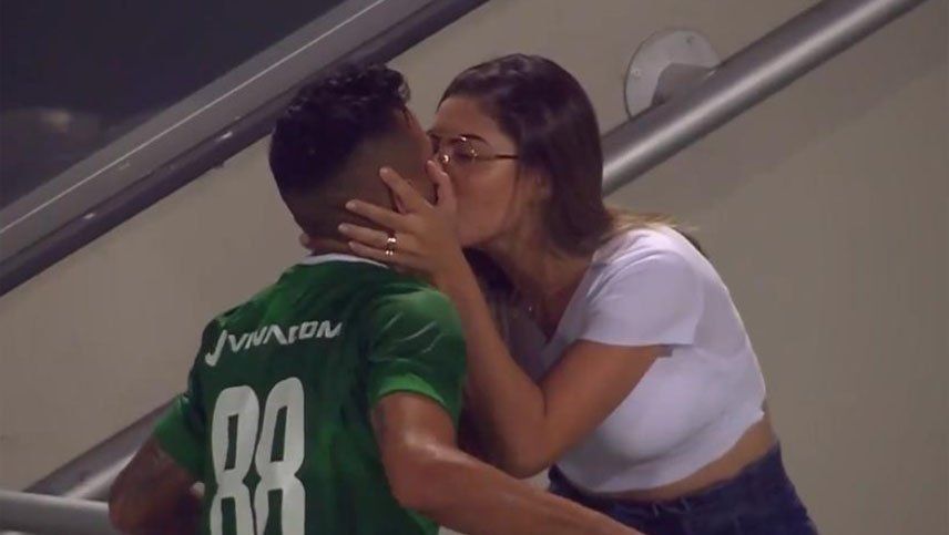 Hizo un gol y lo festejó dándole un beso a su novia, pero el final fue inesperado