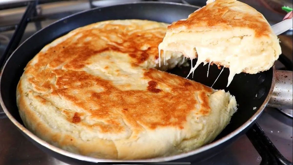 La receta de pan de queso en sartén sale deliciosa y todo el mundo debería probarla.