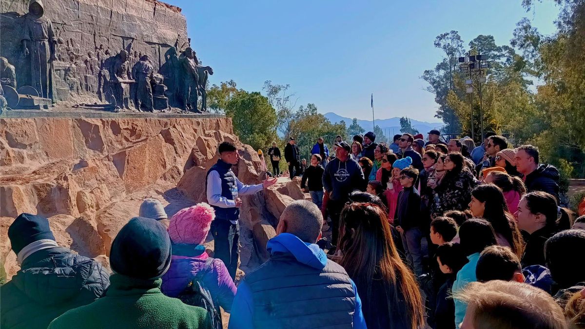 En plena charla, en el Cerro de la Gloria. "Me siento orgulloso de que San Martín haya elegido Mendoza", dice. En plena charla, en el Cerro de la Gloria. "Me siento orgulloso de que San Martín haya elegido Mendoza", dice.