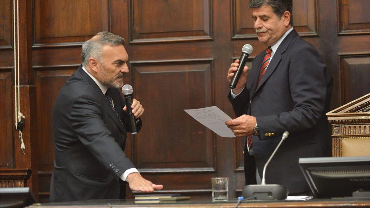 El peronismo Félix González juró como vicepresidente del Senado.