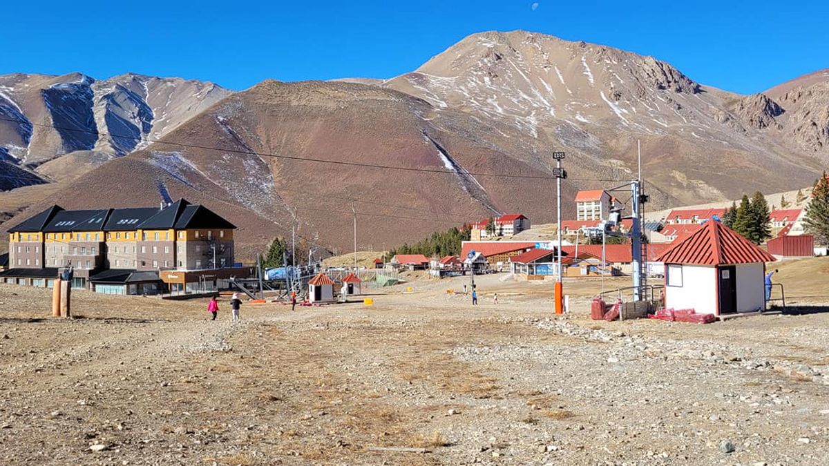 Las Leñas luce casi como en verano y el pronóstico del tiempo no es para nada alentador sobre futuras nevadas.
