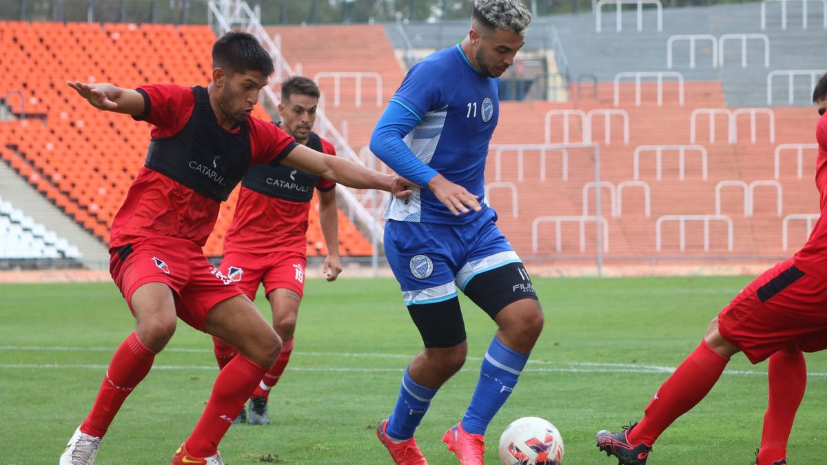 Martín Ojeda fue titular en el amistoso ante Deportivo Maipú.