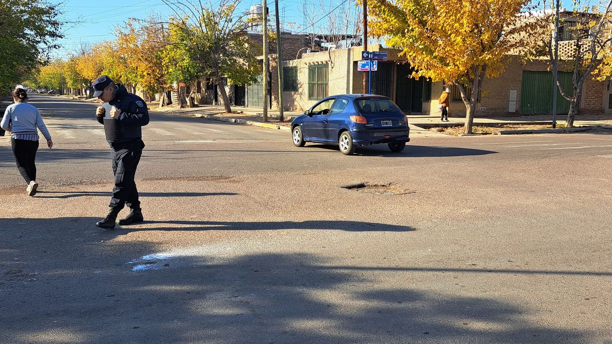 El policía Leandro Torres se llevó por delante con una moto de la UMAR un pozo alrededor de la alcantarilla en calle Felix Suárez y Manuel A. Sáez, de Guaymallén.