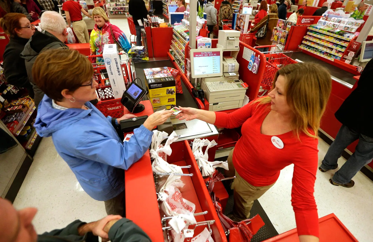 Trabajadores de Target contribuyen al éxito de la cadena con su dedicación y compromiso diario. Trabajadores de Target contribuyen al éxito de la cadena con su dedicación y compromiso diario.