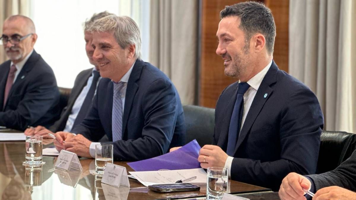 El ministro de Economía, Luis Caputo, junto a su par de Defensa, Luis Petri. El ministro de Economía, Luis Caputo, junto a su par de Defensa, Luis Petri.