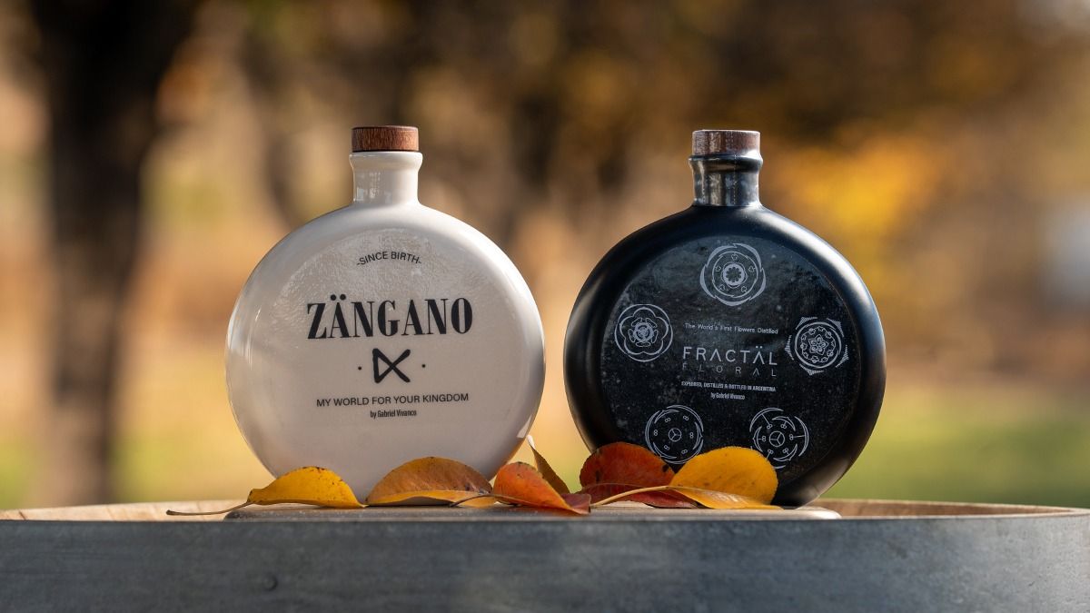 Zängano y Fräctal, dos de las líneas de bebidas alcohólicas de Kelëvi que vienen en recipientes artesanales de cerámica. Zängano y Fräctal, dos de las líneas de bebidas alcohólicas de Kelëvi que vienen en recipientes artesanales de cerámica.