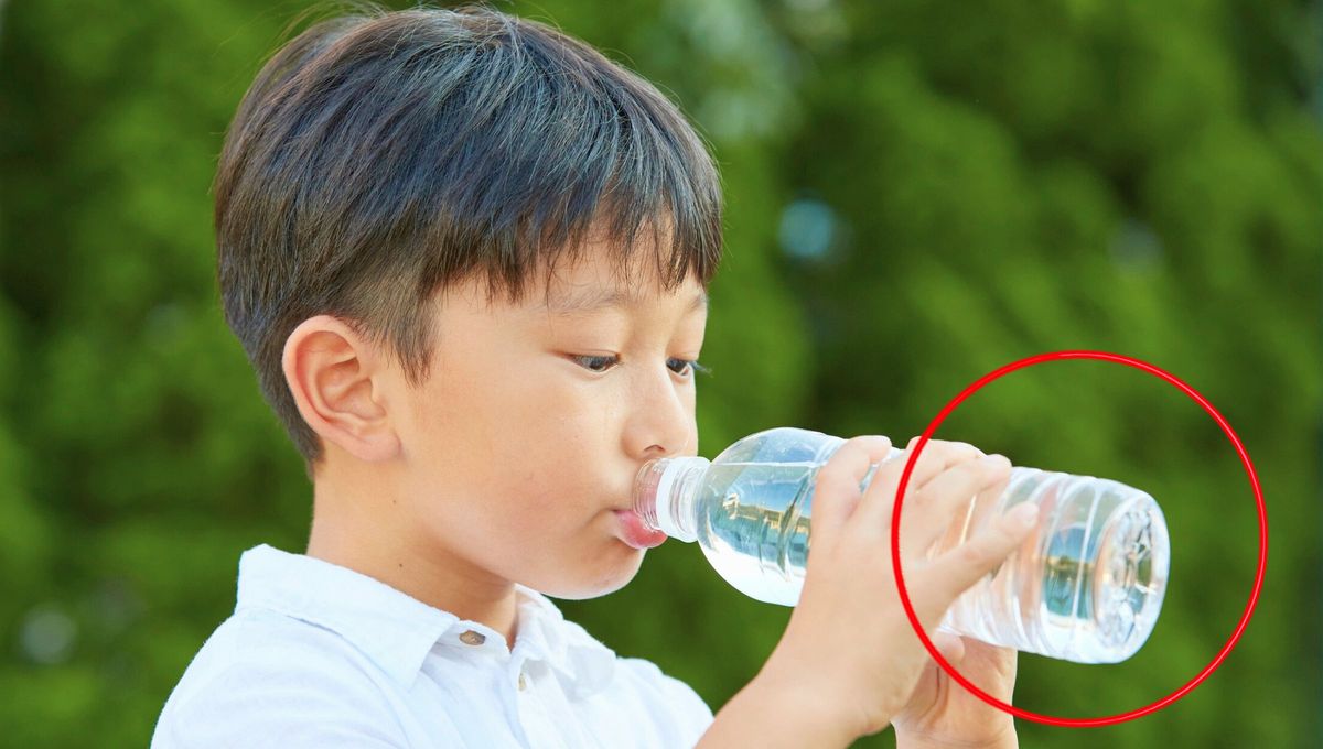 Esta botella permite que tenga mejor estabilidad y su diseño de debe a que no lleva gas en su interior Esta botella permite que tenga mejor estabilidad y su diseño de debe a que no lleva gas en su interior