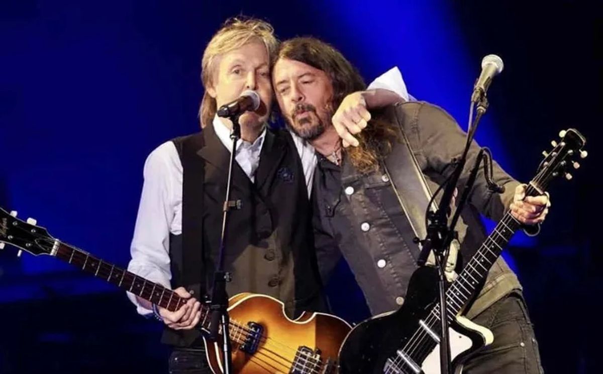 Duelo. Dave Grohl reapareció en un show de Paul McCartney.
