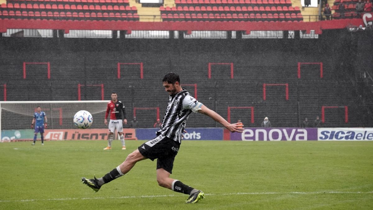 Diego Mondino, baluarte en el fondo de Gimnasia y Esgrima de Mendoza en Santa Fe.
