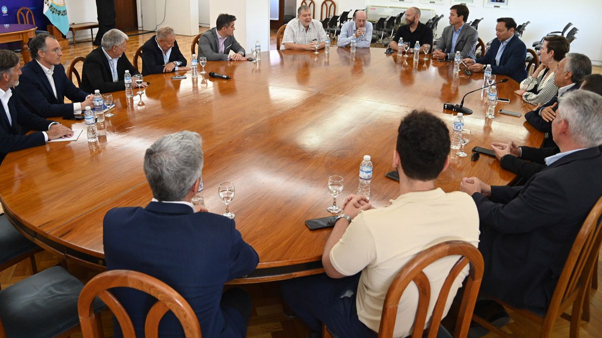La ministra en una reunión con empresarios de la minería. Tras analizar el impacto ambiental del proyecto de cobre lo enviará a la Legislatura&nbsp; 