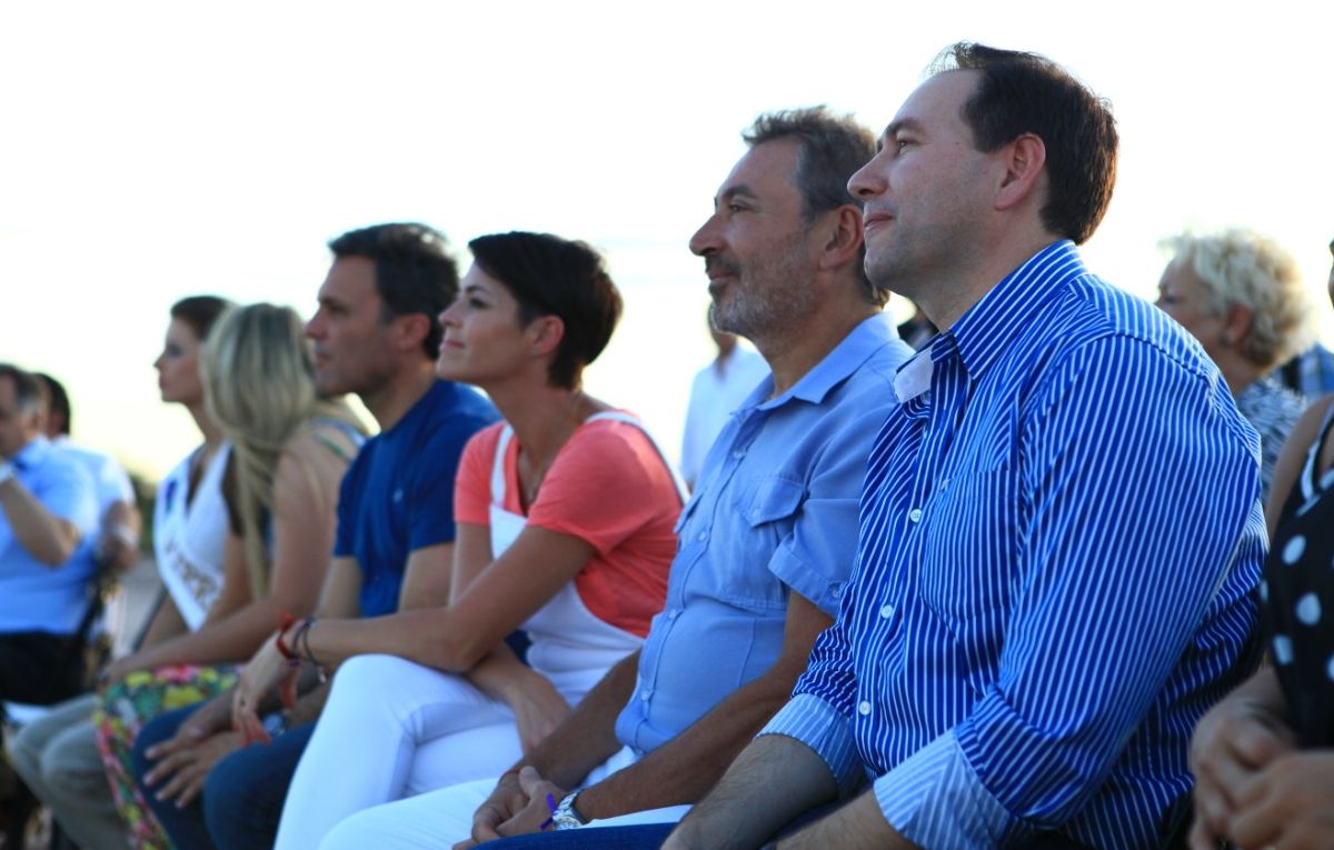 Roberto Righi, ex intendente de Lavalle, junto al presidente de la Fundación Grupo América, Daniel Vila y su esposa Pamela David. En la foto también se encuentra el ex ministro de Salud, Matías Roby. Roberto Righi, ex intendente de Lavalle, junto al presidente de la Fundación Grupo América, Daniel Vila y su esposa Pamela David. En la foto también se encuentra el ex ministro de Salud, Matías Roby.