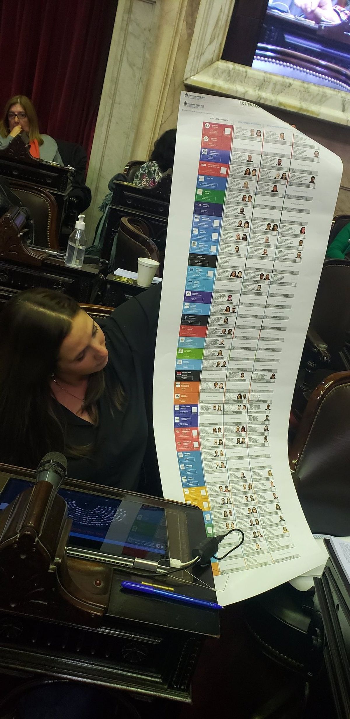 La diputada nacional Marisa Uceda (PJ) mostrando otro modelo de boleta única.