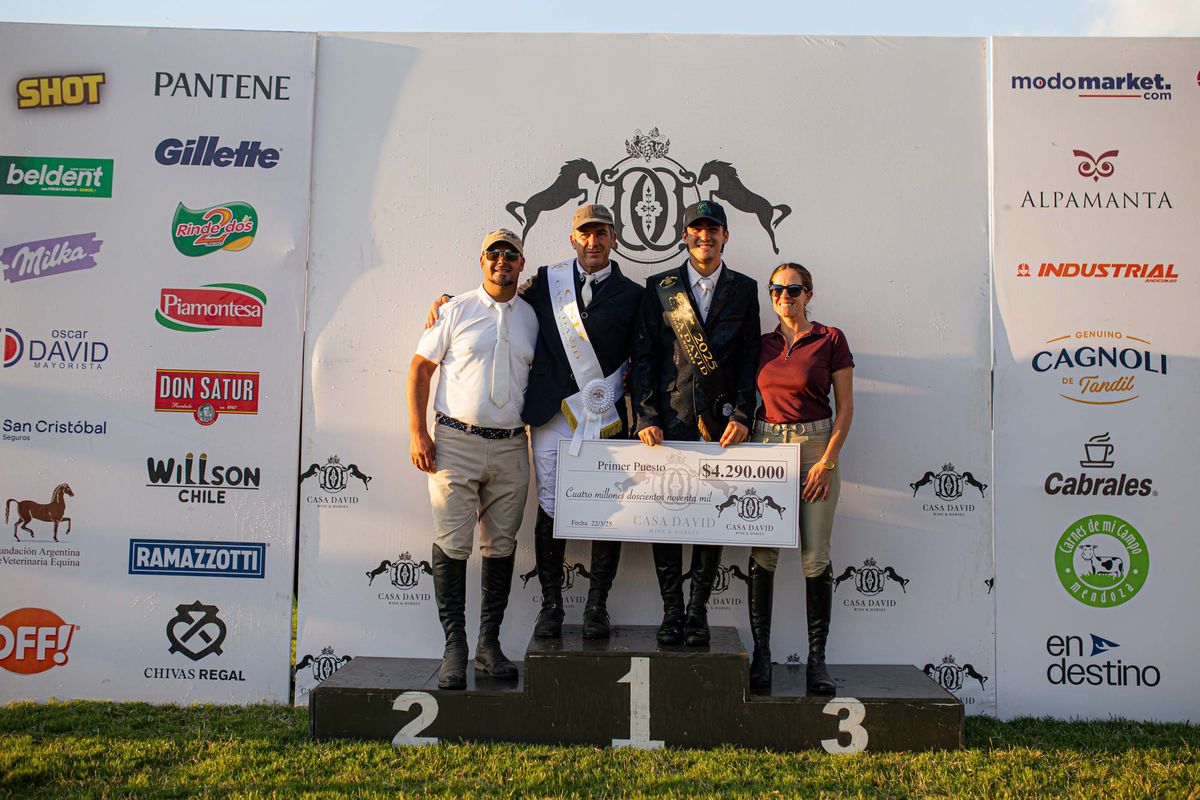 Bautista Maldonado posa sosteniendo el cheque del premio en la competencia internacional, acompa&ntilde;ado por su padre, el organizador Cristian David y Laura Piastrellini.