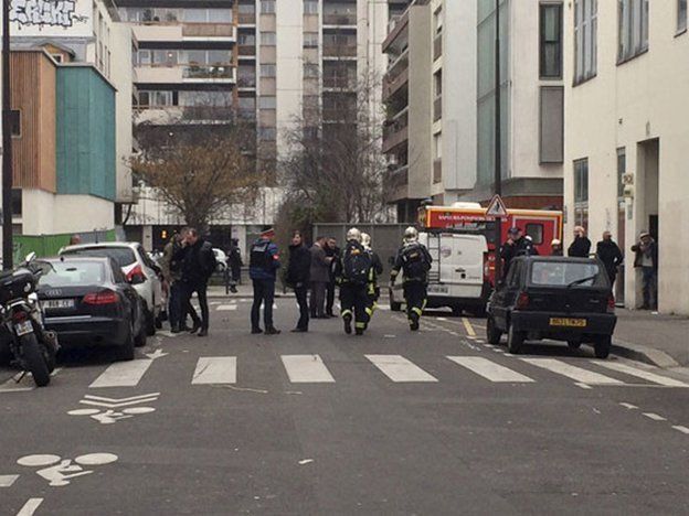 Dos hombres armados ingresaron a un semanario satírico francés y mataron a once personas