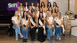 Las 18 reinas departamentales, acompañadas, en el medio, por la actual Reina Nacional (Alejandrina Funes) y la Virreina Sofía Perfumo.