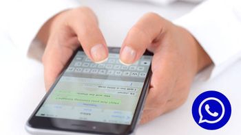 Un comisario publicó sin querer fotos hot en su estado de WhatsApp y lo desplazaron