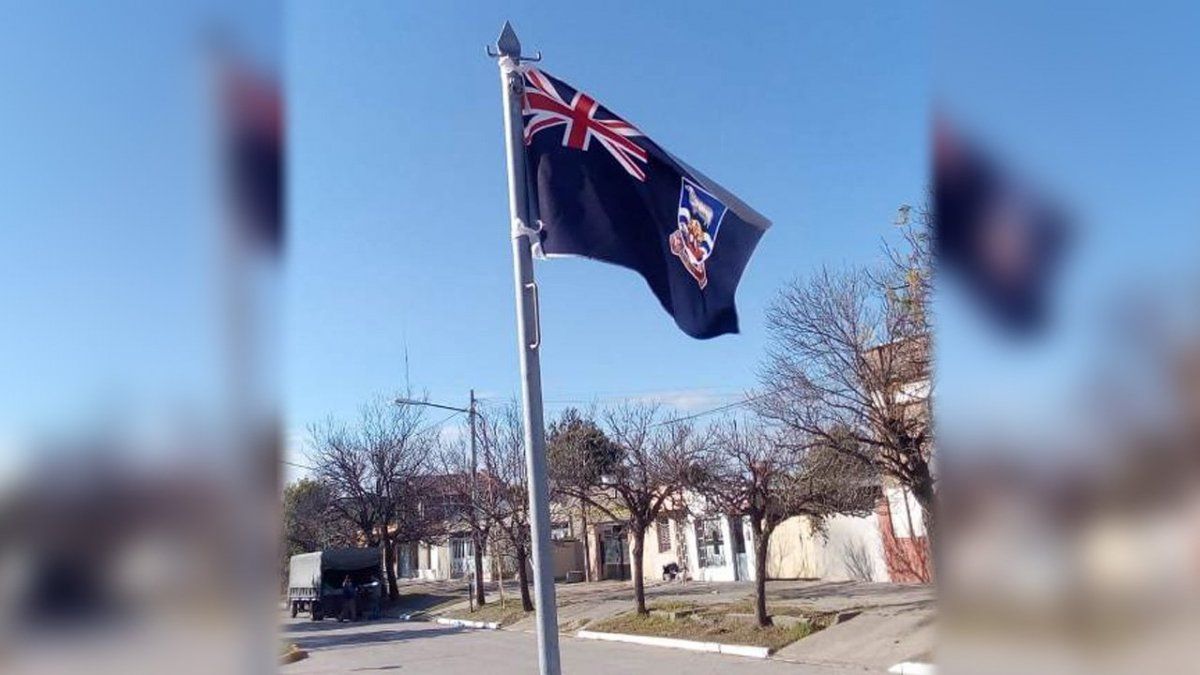 En Ceres izaron la bandera británica de Malvinas en el acto por el 9 de julio