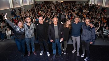 Con humor ácido y números en mano, Bebo Granados cautivó a sus oyentes de Nihuil en el Teatro Plaza Con humor ácido y números en mano, Bebo Granados cautivó a sus oyentes de Nihuil en el Teatro Plaza