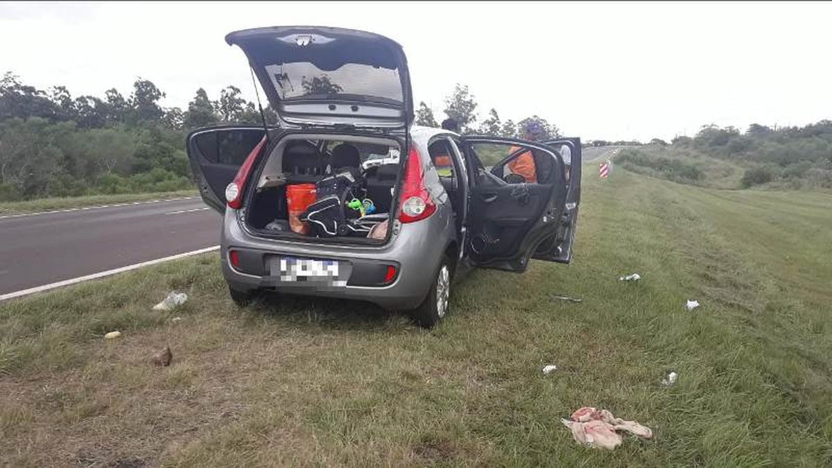 El objeto contundente atravesó el vidrio lateral del automóvil e impactó directamente contra la humanidad de la mujer. El objeto contundente atravesó el vidrio lateral del automóvil e impactó directamente contra la humanidad de la mujer.