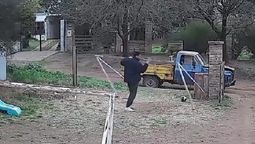 entro en una casa, se robo dos arcos de futbol y quedo grabado por las camaras